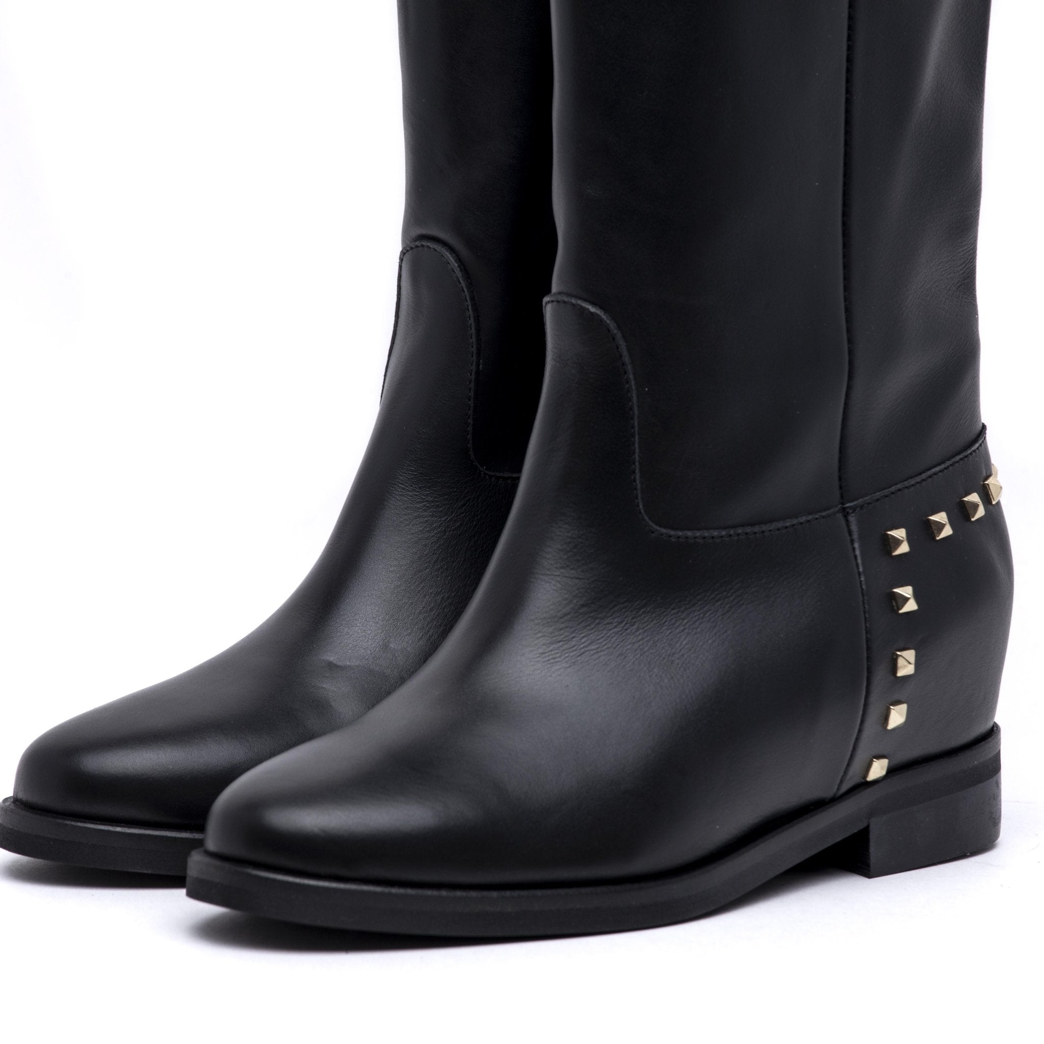 Stivale in vitello nero borchiato. - TreemmeCreazioni