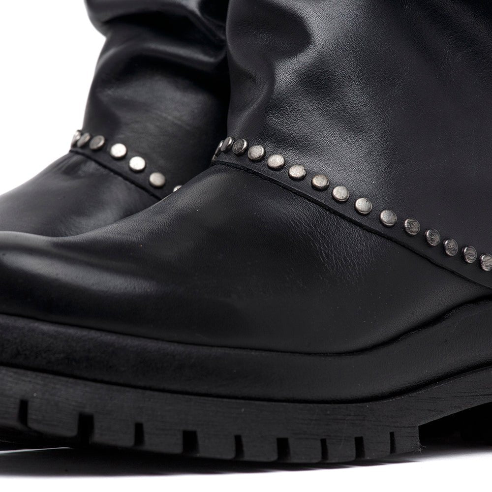 Stivaletto combat in pelle nera con borchie. - TreemmeCreazioni