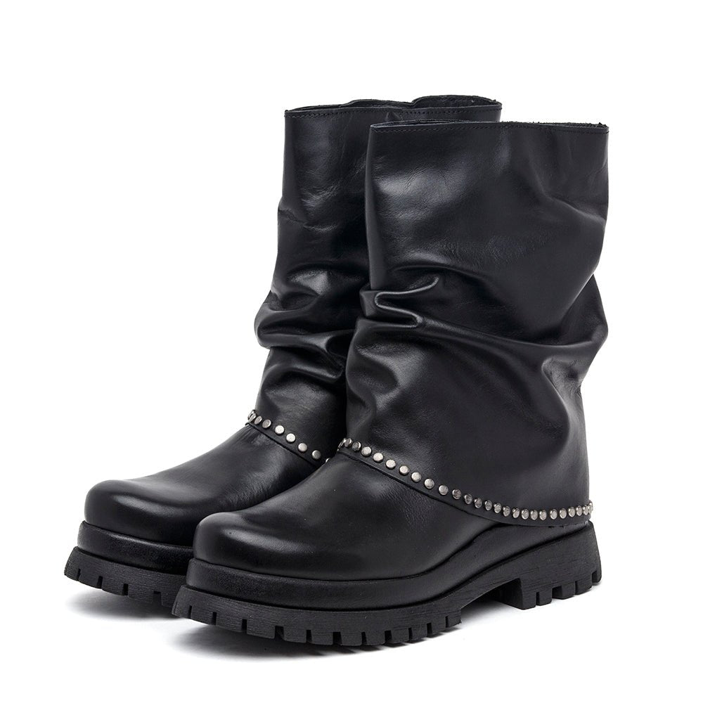 Stivaletto combat in pelle nera con borchie. - TreemmeCreazioni