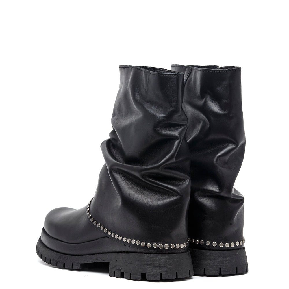 Stivaletto combat in pelle nera con borchie. - TreemmeCreazioni