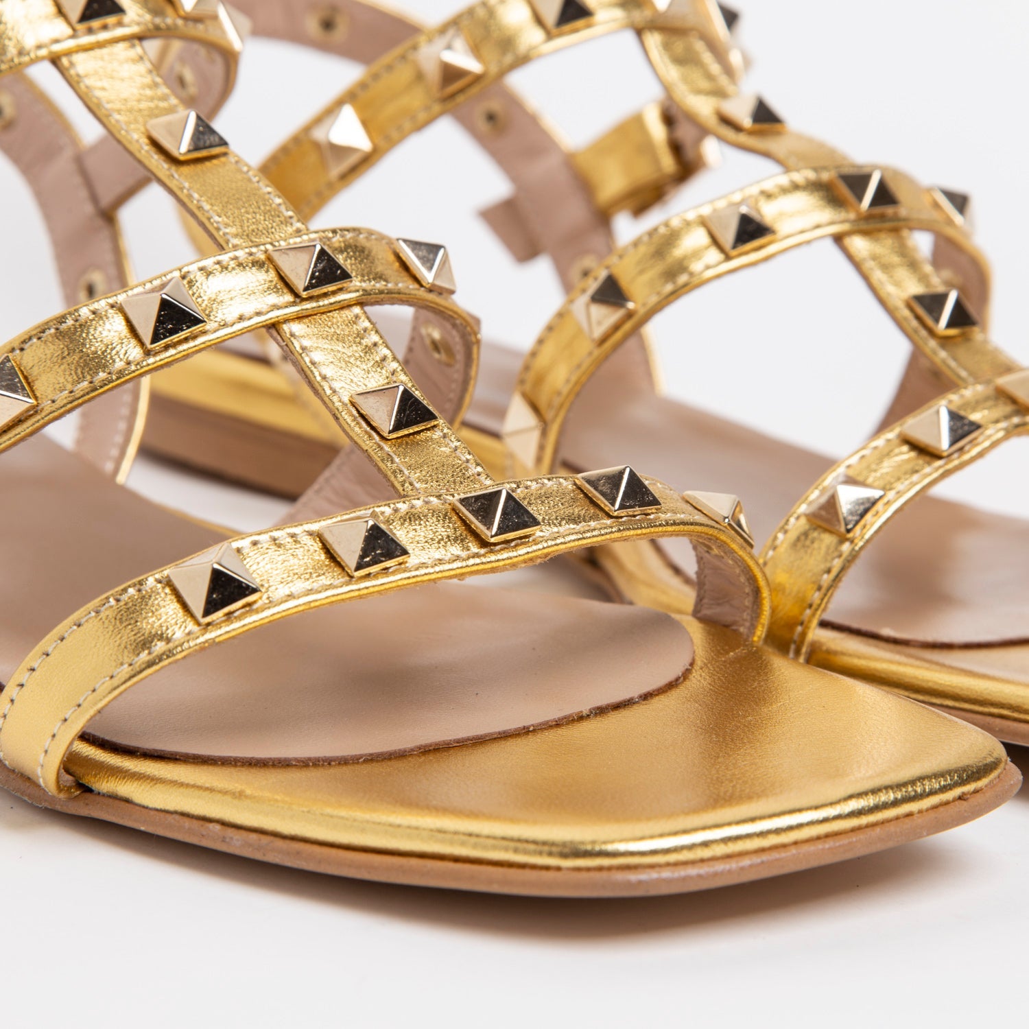 Sandalo basso con borchie. - TreemmeCreazioni