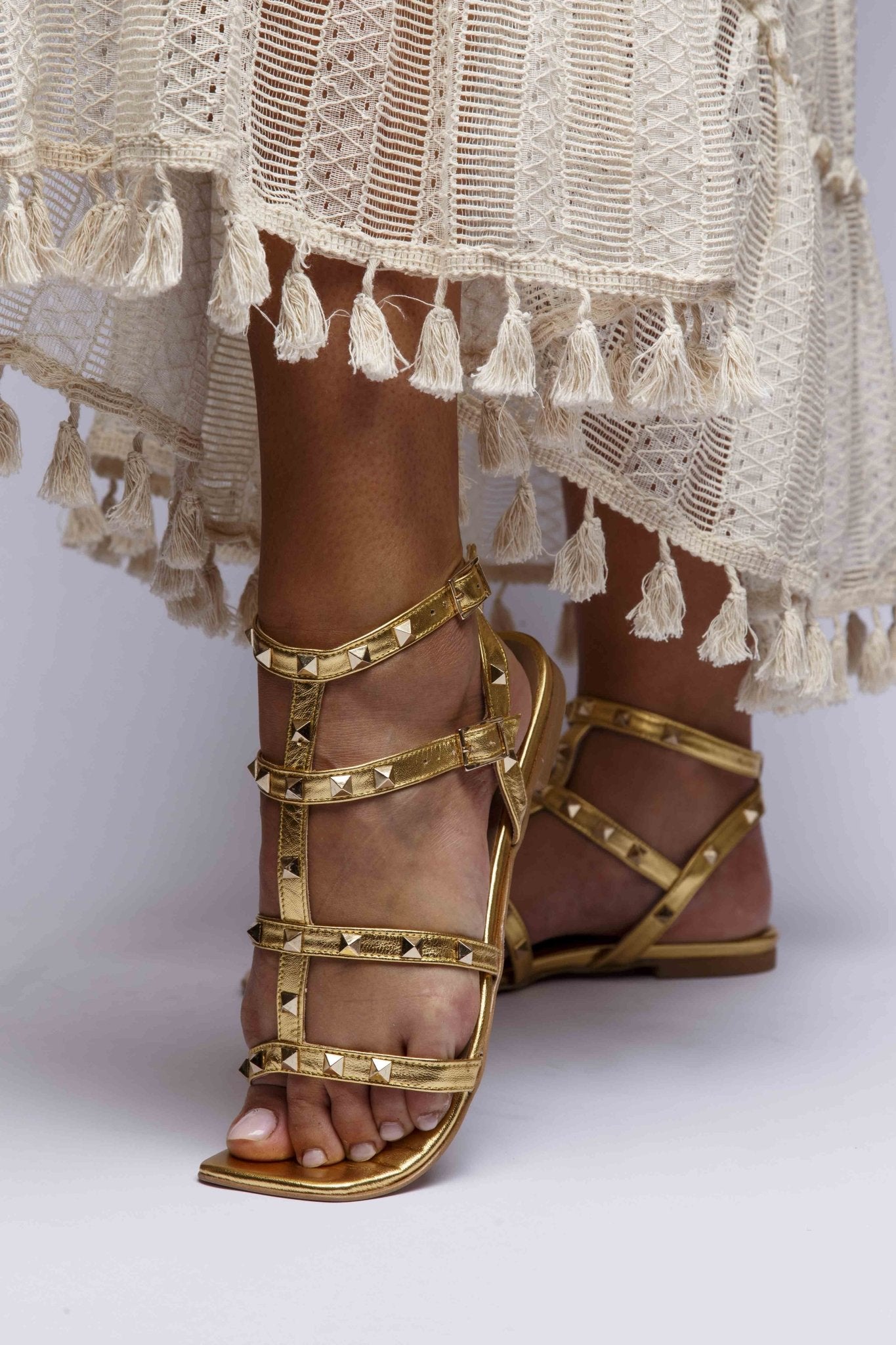 Sandalo basso con borchie. - TreemmeCreazioni