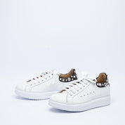 Sneaker in pelle bianca con borchie. - TreemmeCreazioni