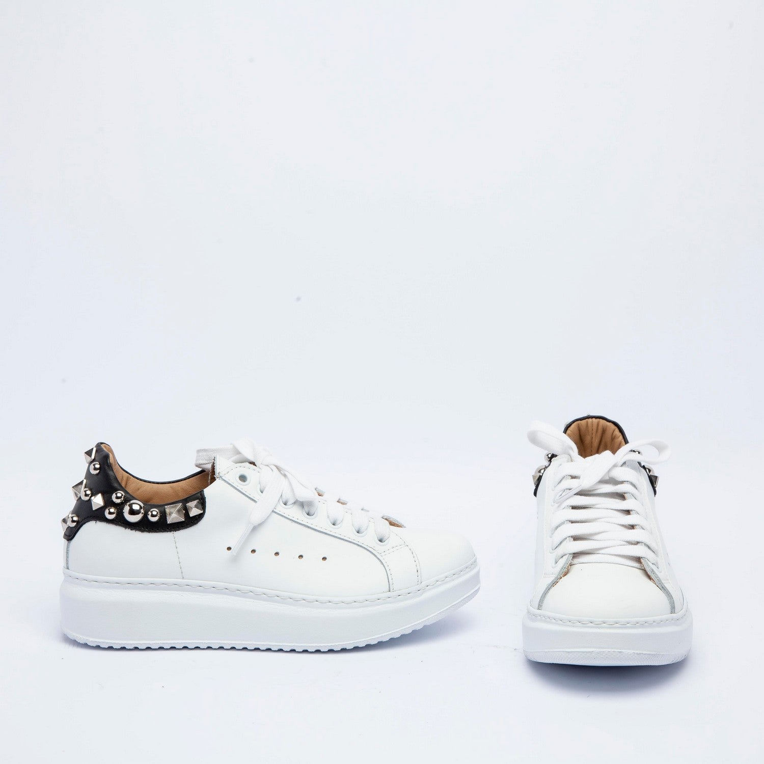 Sneaker in pelle bianca con borchie. - TreemmeCreazioni