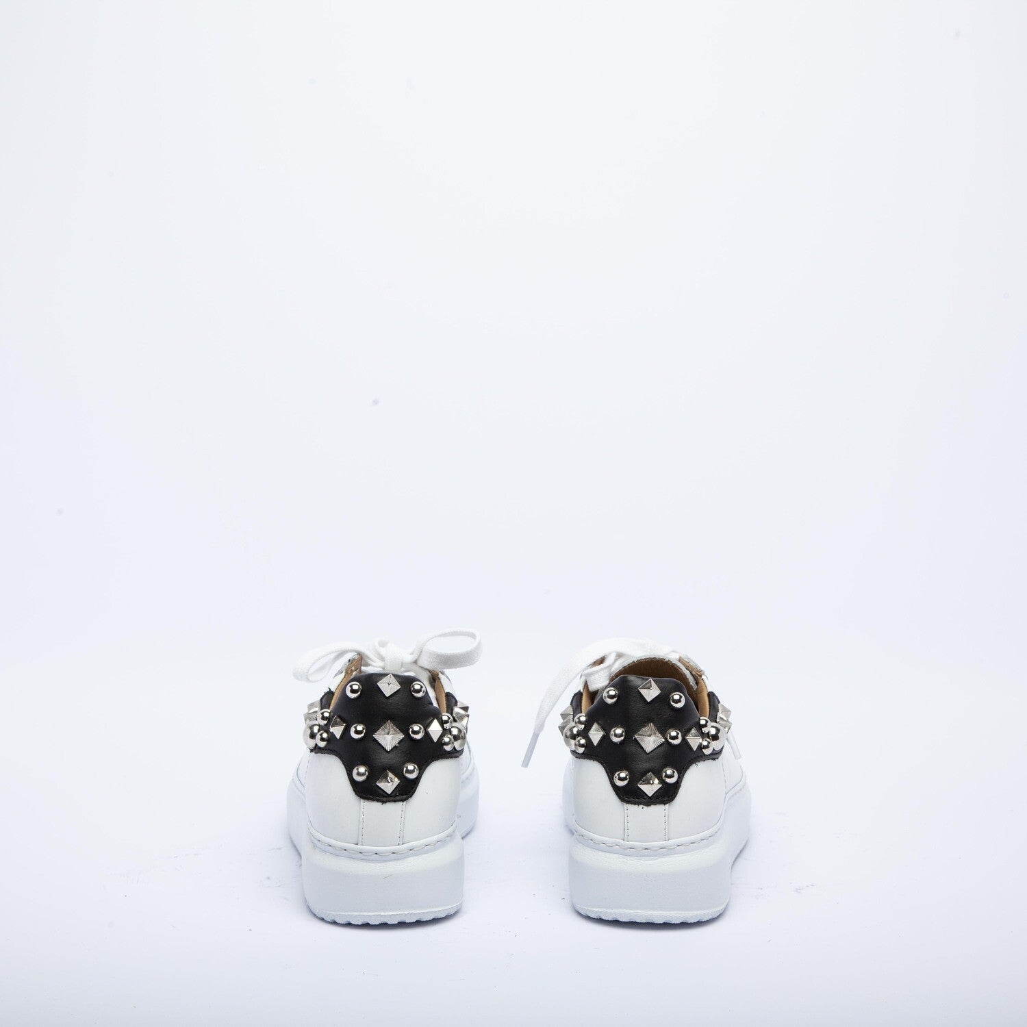 Sneaker in pelle bianca con borchie. - TreemmeCreazioni
