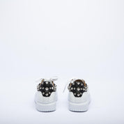 Sneaker in pelle bianca con borchie. - TreemmeCreazioni