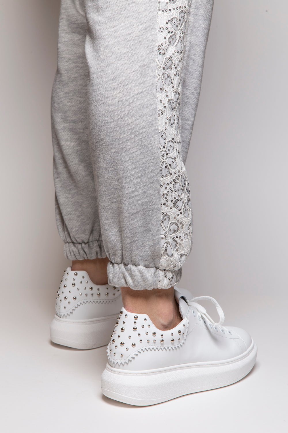 Sneakers in nappa bianca con borchie. - TreemmeCreazioni