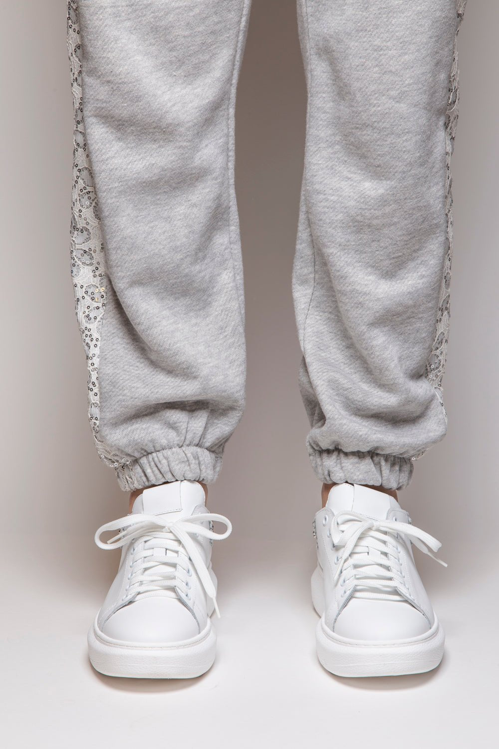 Sneakers in nappa bianca con borchie. - TreemmeCreazioni