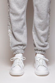 Sneakers in nappa bianca con borchie. - TreemmeCreazioni