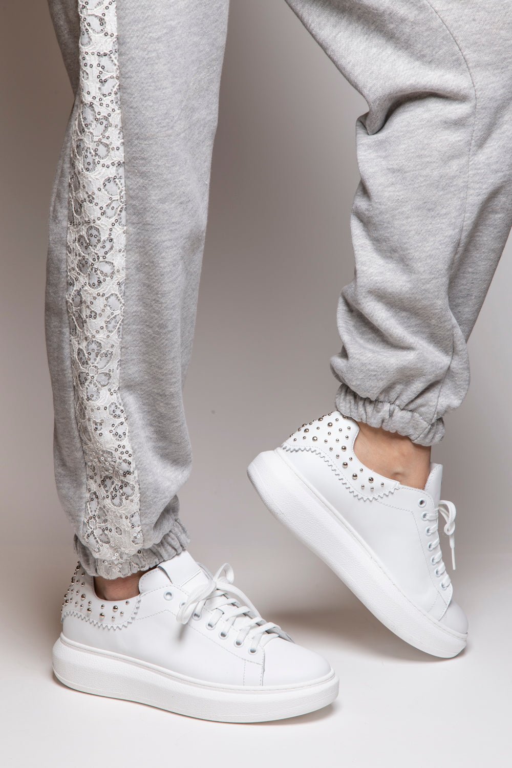 Sneakers in nappa bianca con borchie. - TreemmeCreazioni