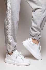 Sneakers in nappa bianca con borchie. - TreemmeCreazioni