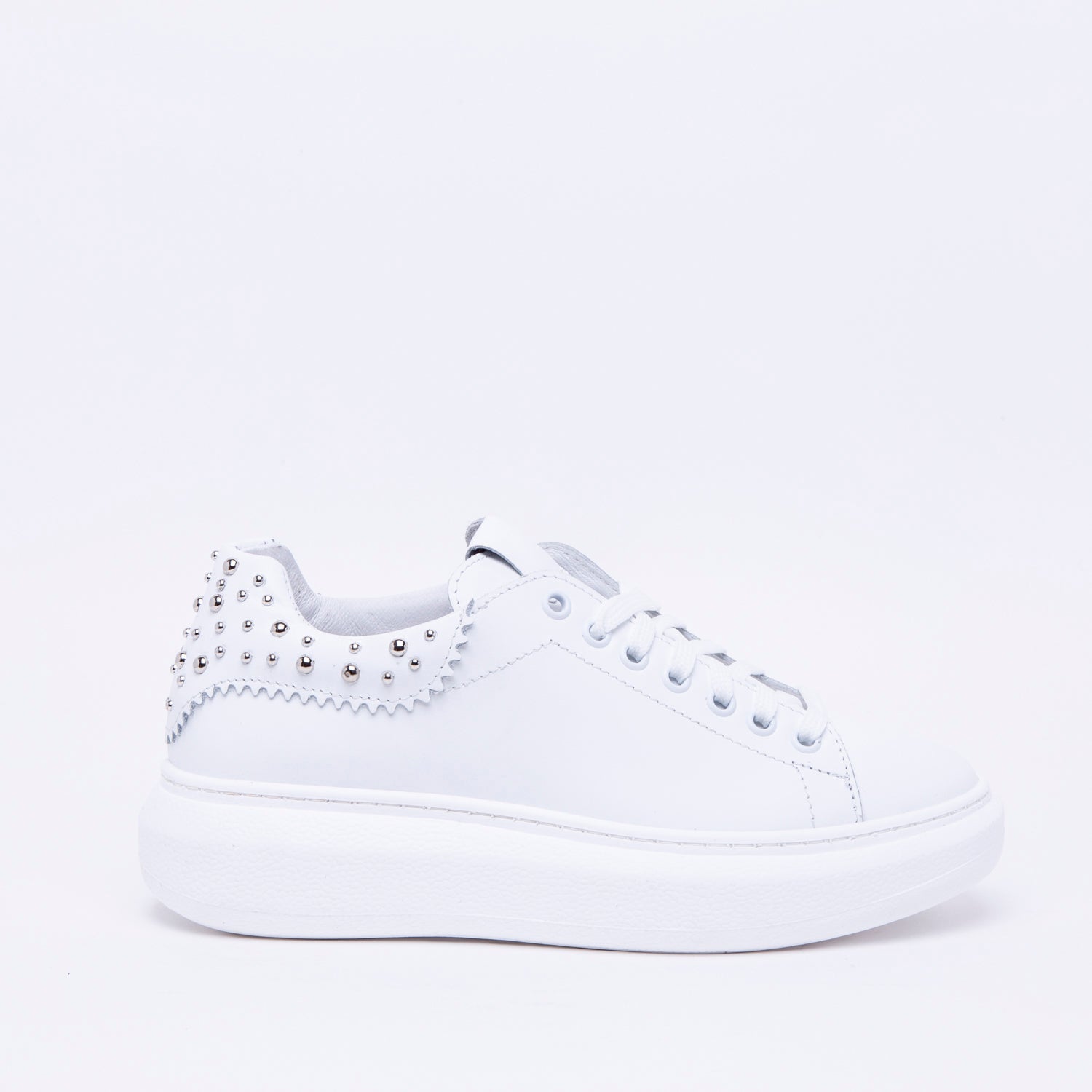 Sneakers in nappa bianca con borchie. - TreemmeCreazioni