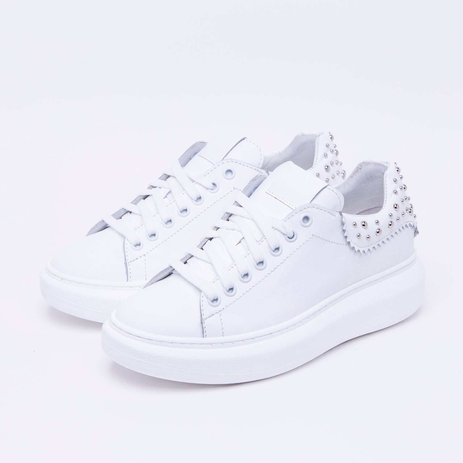 Sneakers in nappa bianca con borchie. - TreemmeCreazioni