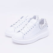 Sneakers in nappa bianca con borchie. - TreemmeCreazioni
