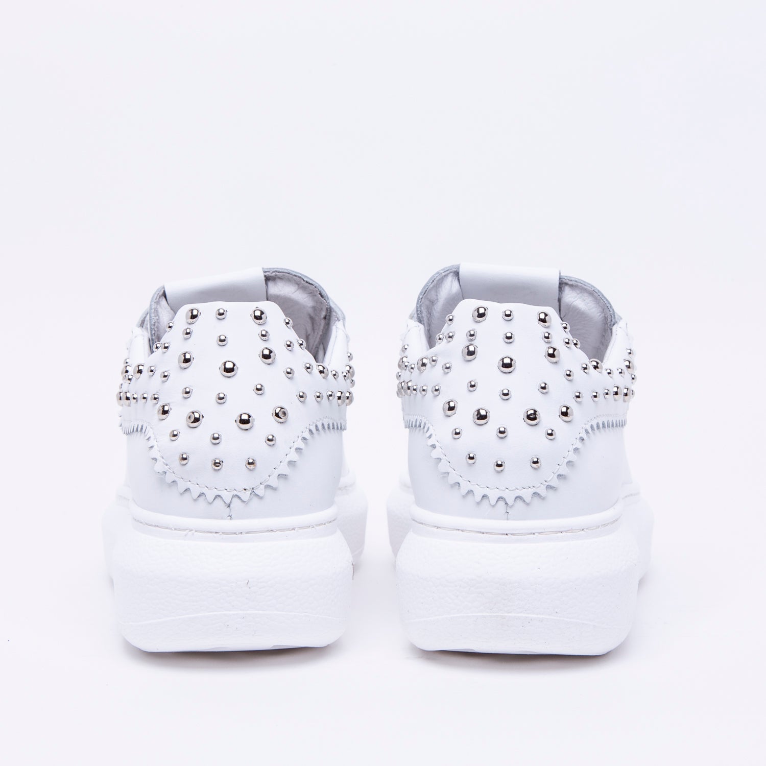 Sneakers in nappa bianca con borchie. - TreemmeCreazioni