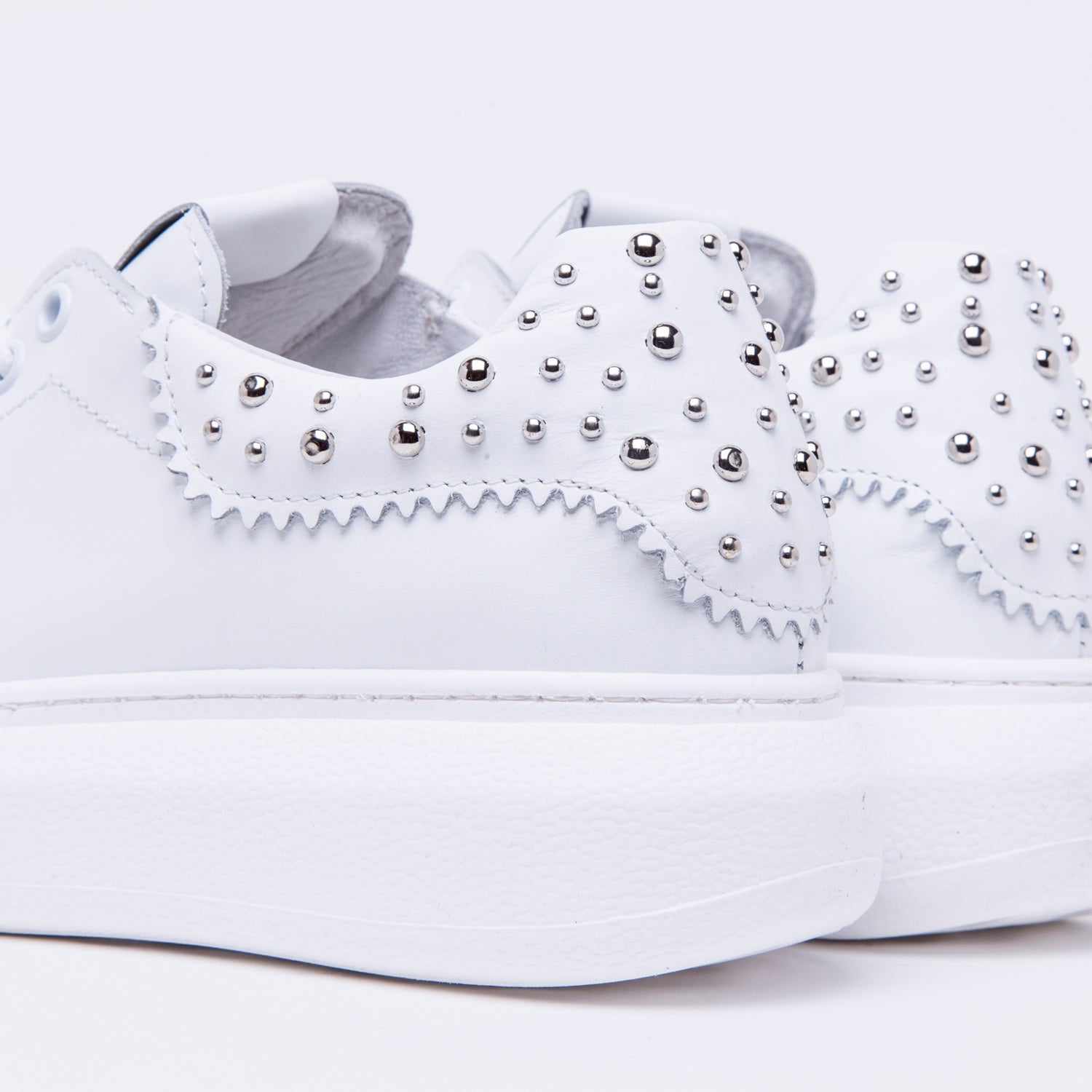 Sneakers in nappa bianca con borchie. - TreemmeCreazioni