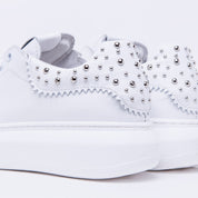 Sneakers in nappa bianca con borchie. - TreemmeCreazioni