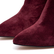 Stivaletto in camoscio vino con tacco.