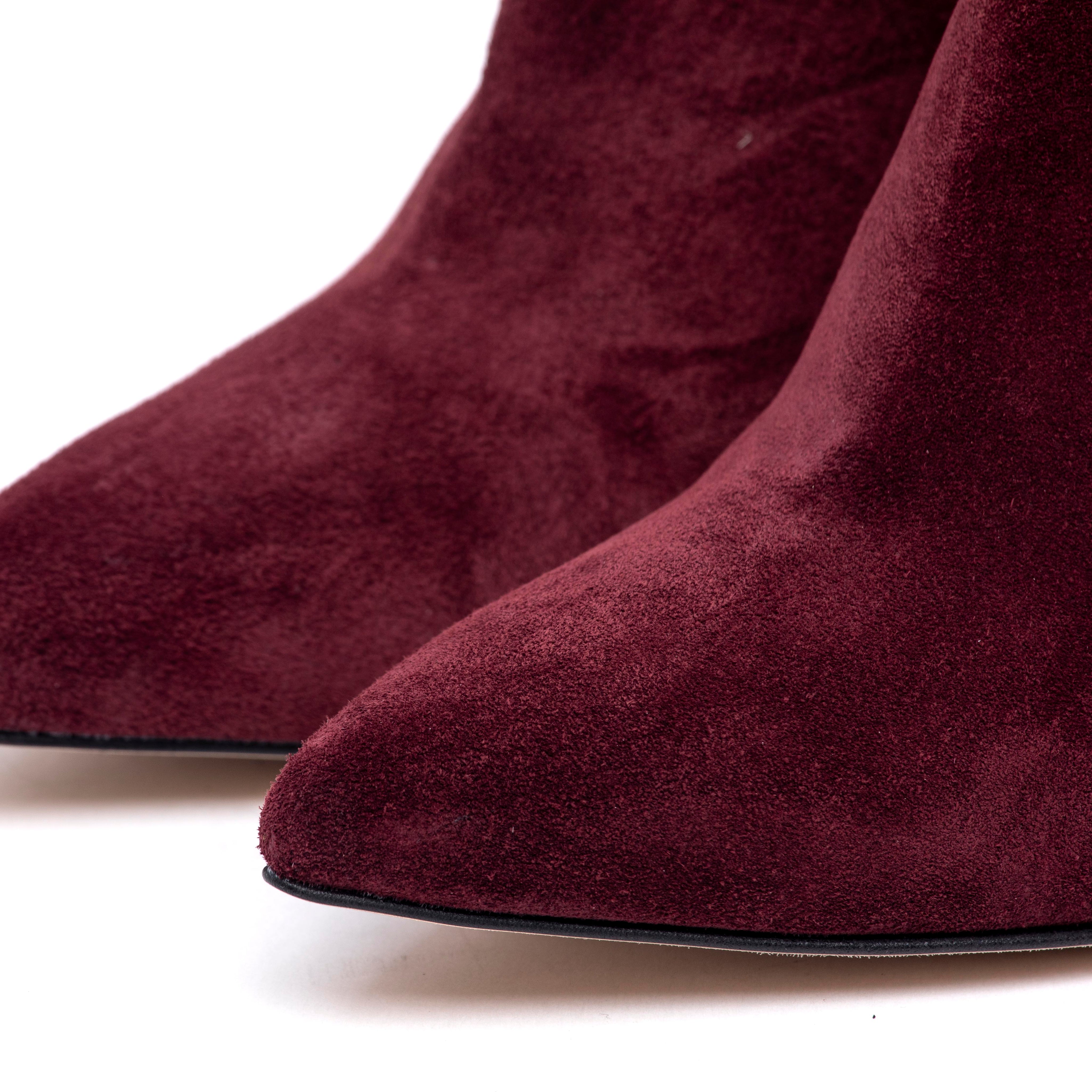 Stivaletto in camoscio vino con tacco.