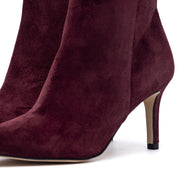 Stivaletto in camoscio vino con tacco.