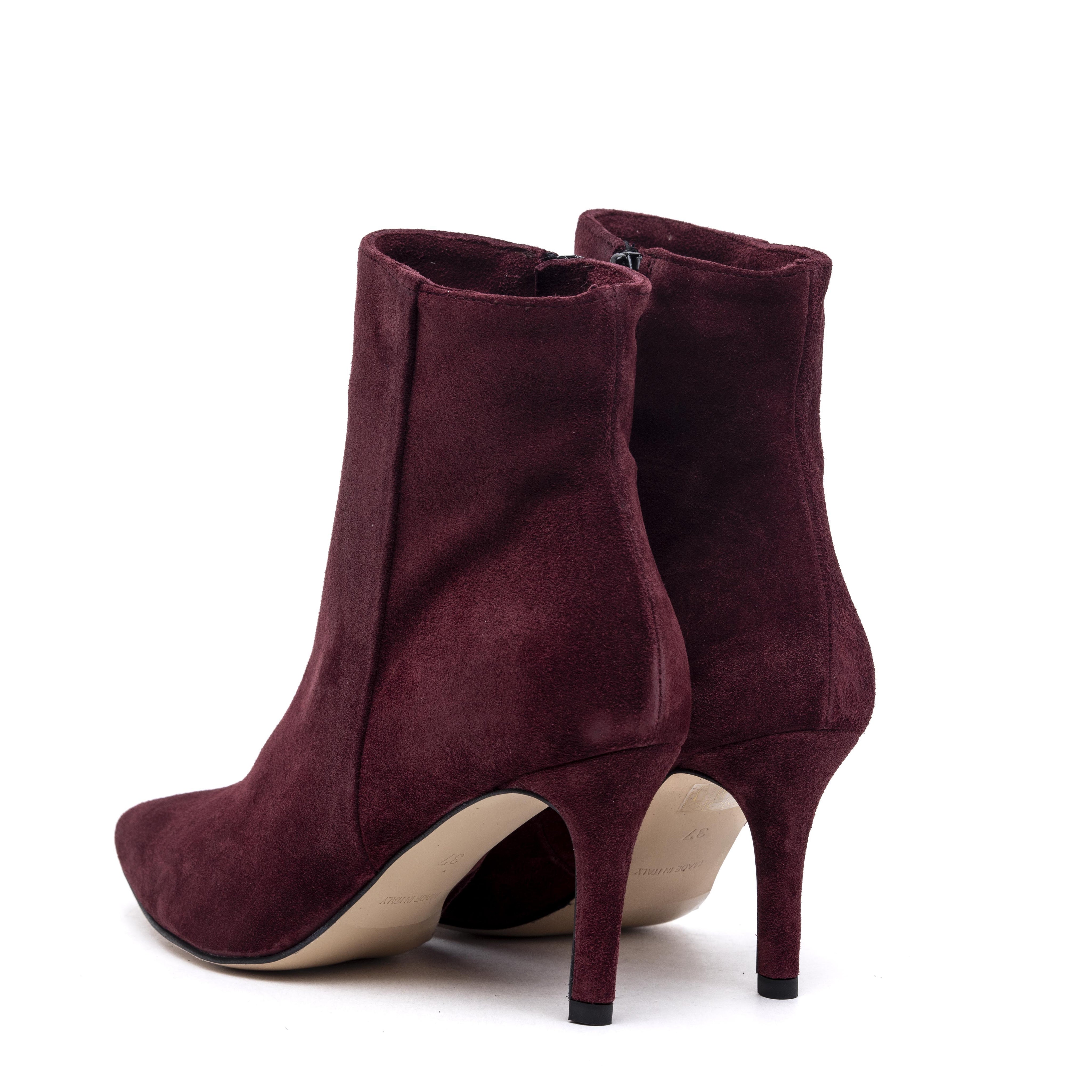 Stivaletto in camoscio vino con tacco.