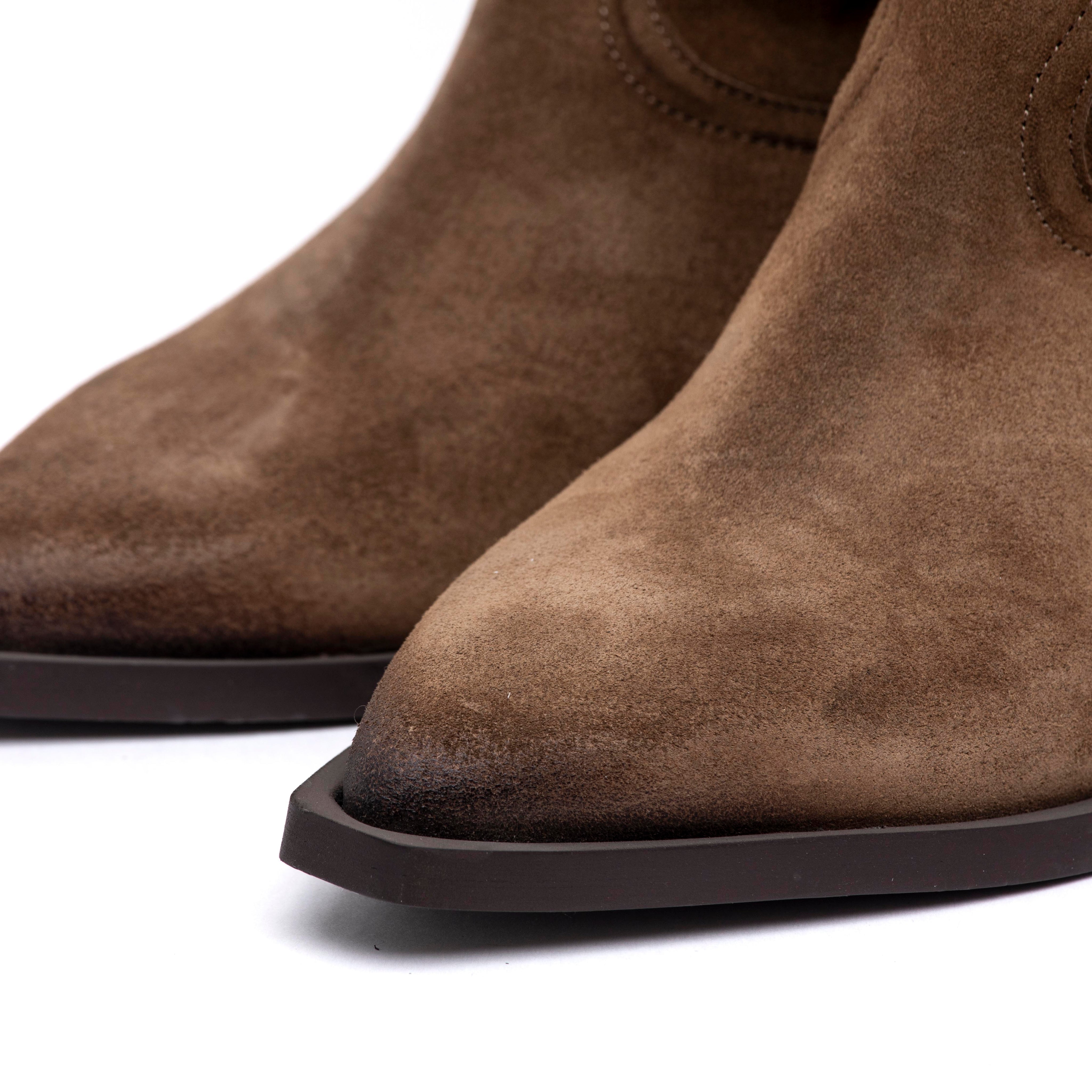 Stivale texano in camoscio velour nocciola.
