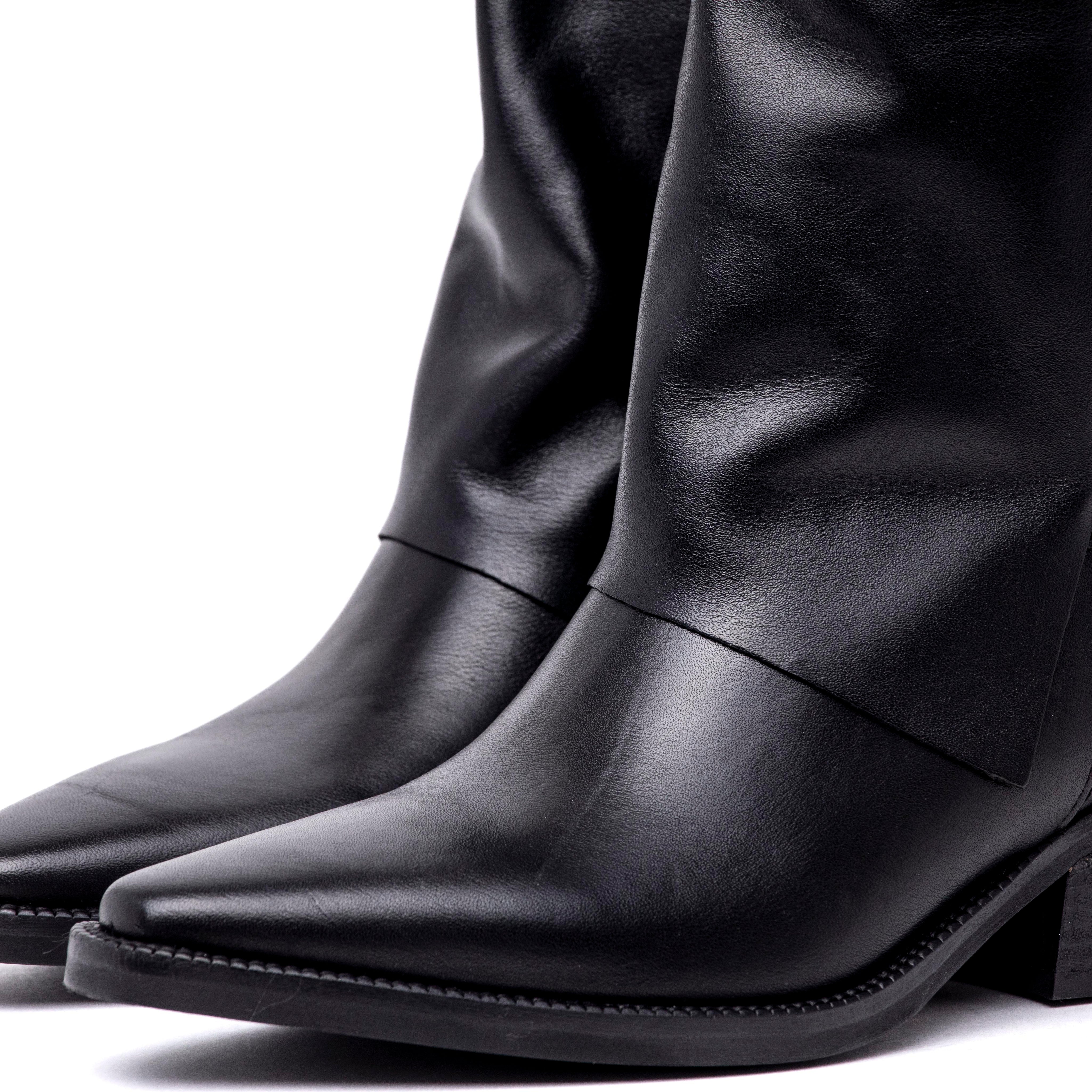 Stivale texano in vitello nero.
