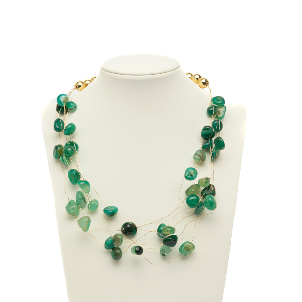 Collana con fili dorati e pietre verdi.