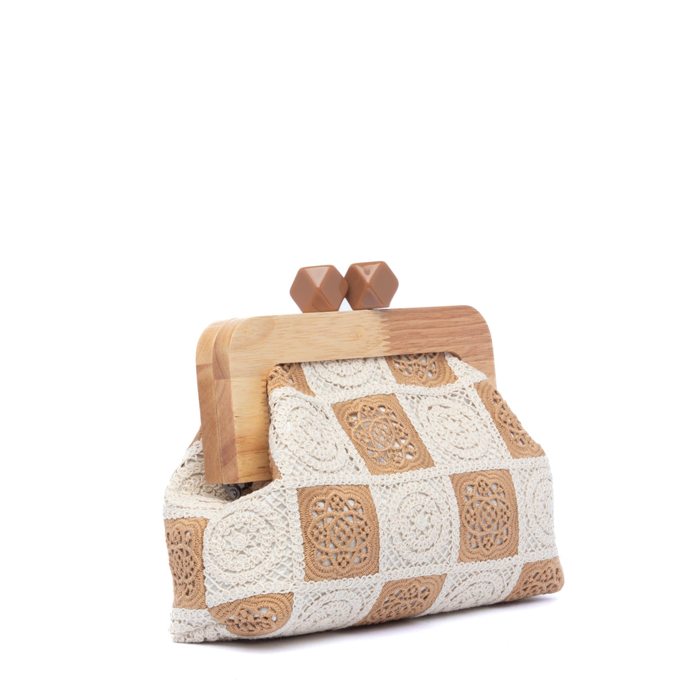 Pochette pasticcino in rafia con chiusura in legno.