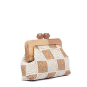 Pochette pasticcino in rafia con chiusura in legno.