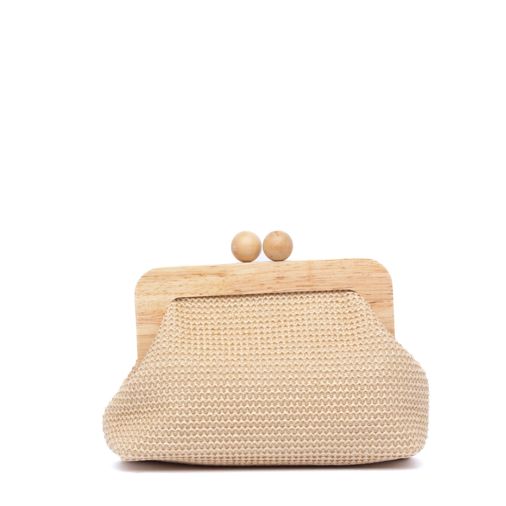 Pochette pasticcino in rafia con chiusura in legno.