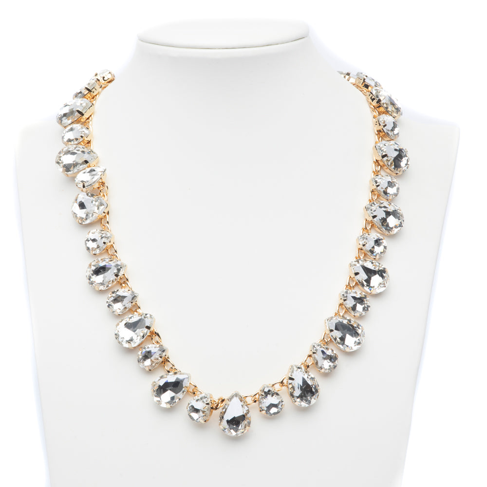 Collana con pietre effetto naturale.