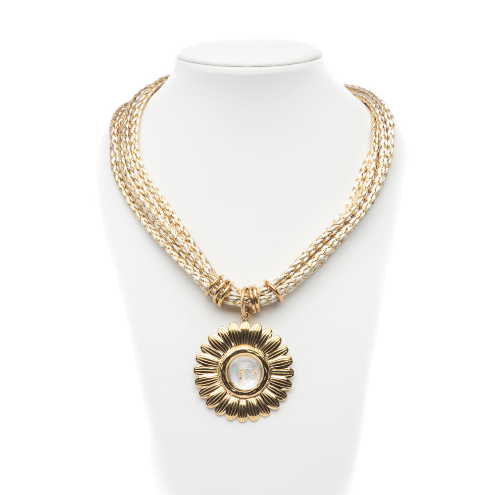 Collana in corda bianca e oro con pendaglio.