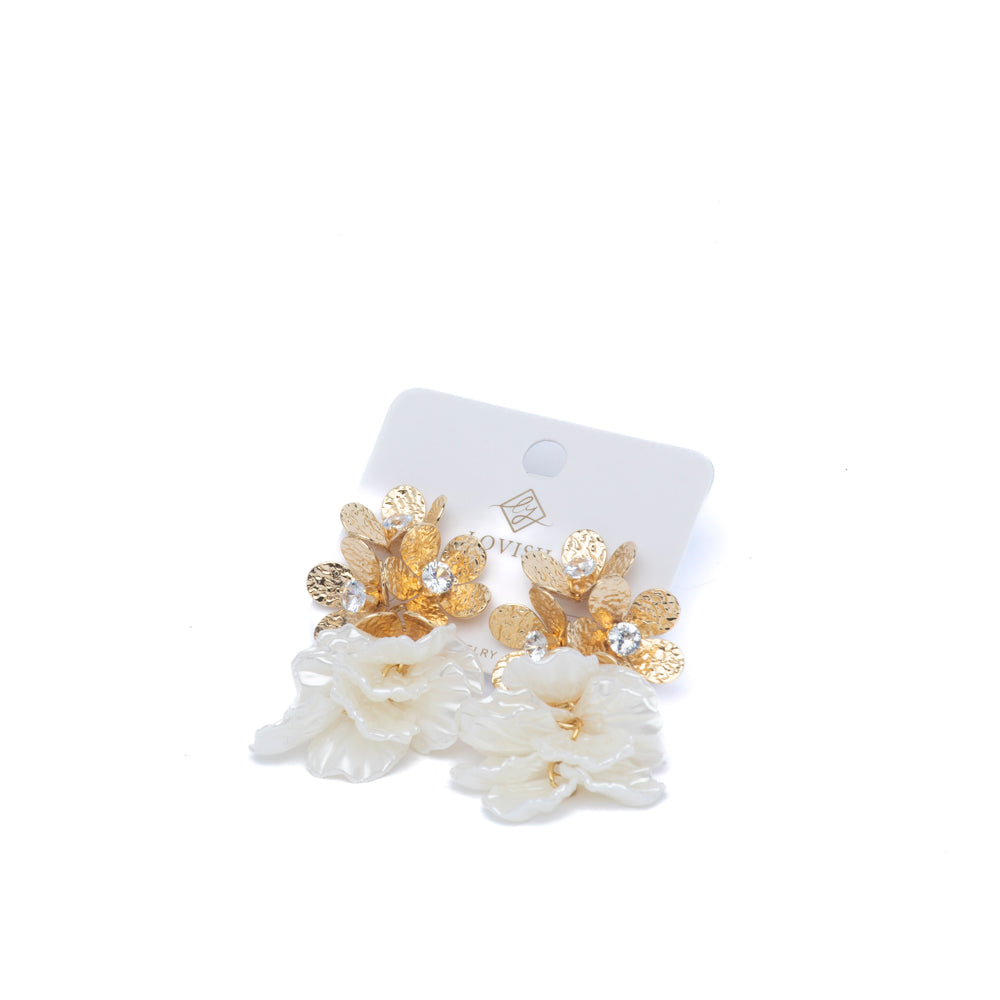 Orecchini dorati con fiori.