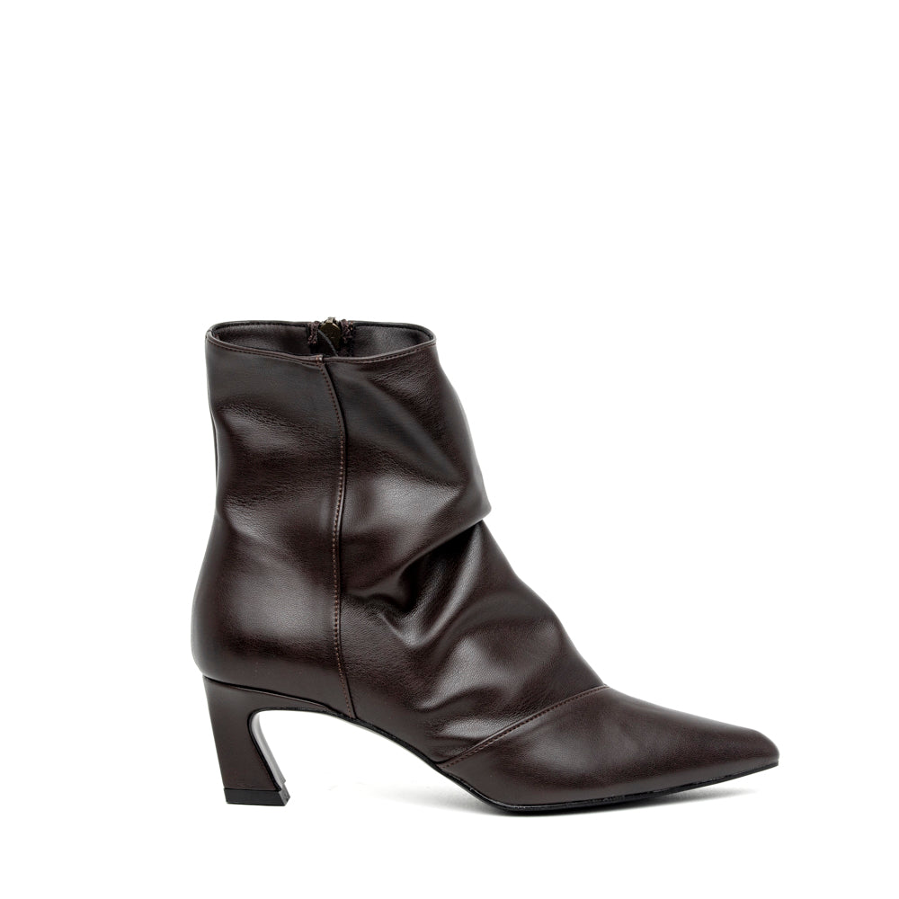 Stiveletto in ecopelle goffrata cioccolato.
