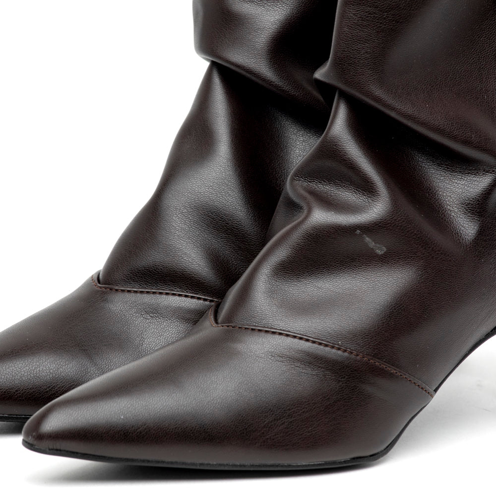 Stiveletto in ecopelle goffrata cioccolato.