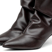 Stiveletto in ecopelle goffrata cioccolato.