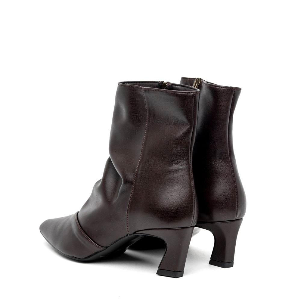 Stiveletto in ecopelle goffrata cioccolato.
