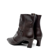 Stiveletto in ecopelle goffrata cioccolato.
