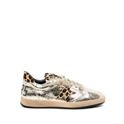 Sneakers in pelle laminata platino e cavallino.