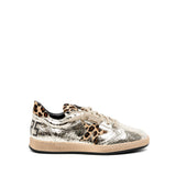 Sneakers in pelle laminata platino e cavallino.