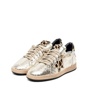 Sneakers in pelle laminata platino e cavallino.