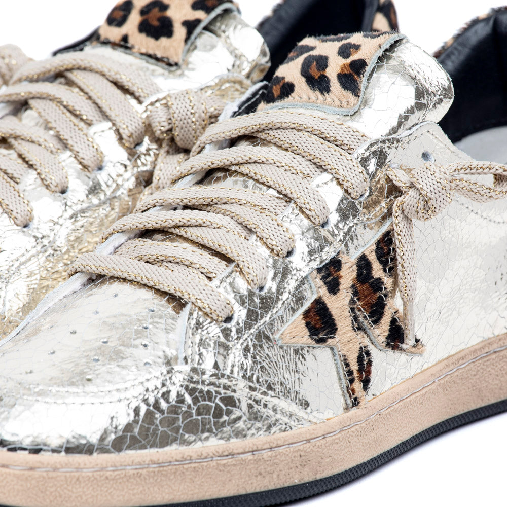 Sneakers in pelle laminata platino e cavallino.