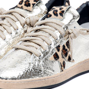 Sneakers in pelle laminata platino e cavallino.