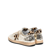 Sneakers in pelle laminata platino e cavallino.