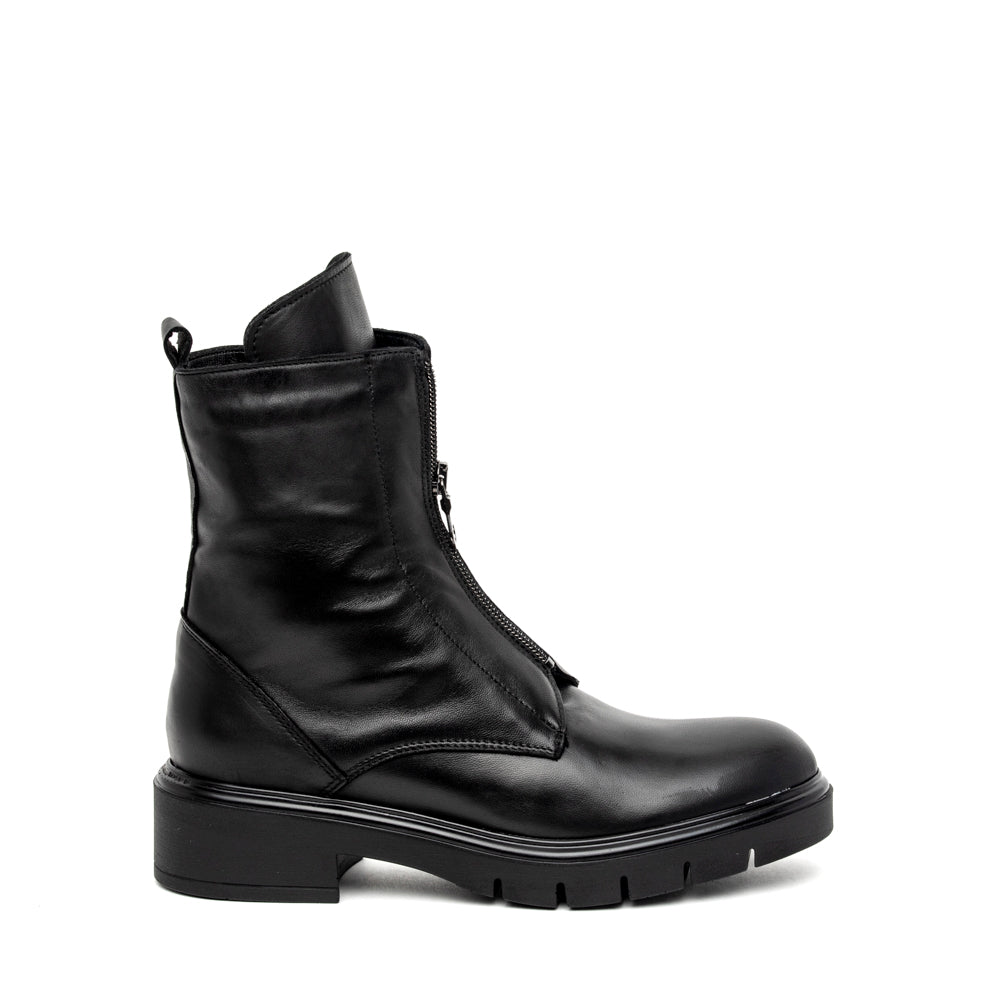 Stivaletto in nappa con cerniera.