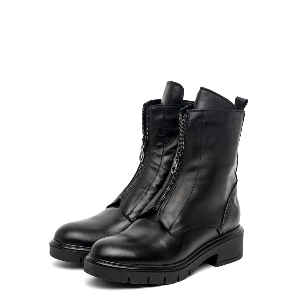 Stivaletto in nappa con cerniera.