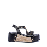 Sandalo zeppa con borchie in vitello nero