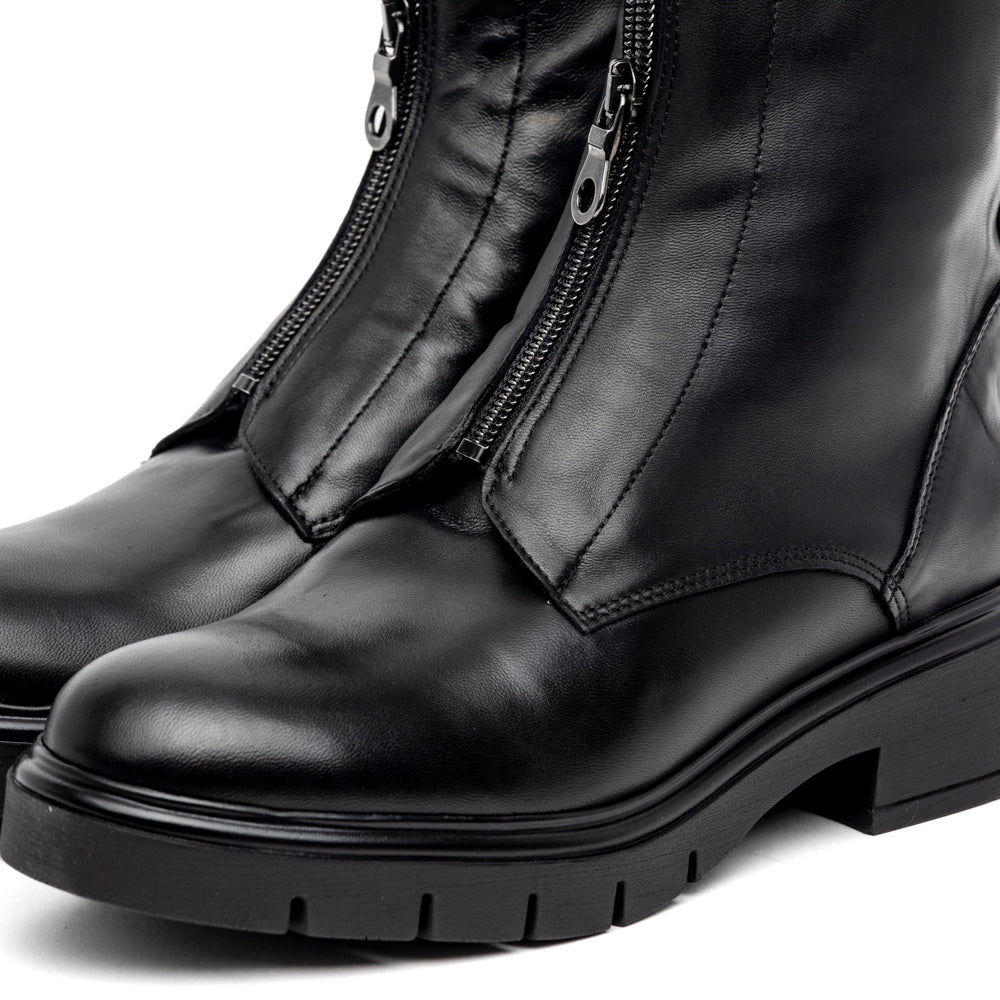 Stivaletto in nappa con cerniera.