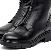 Stivaletto in nappa con cerniera.